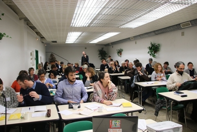 groupe de personnes dans une classe