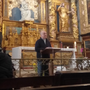 une personne faisant un discours dans une église