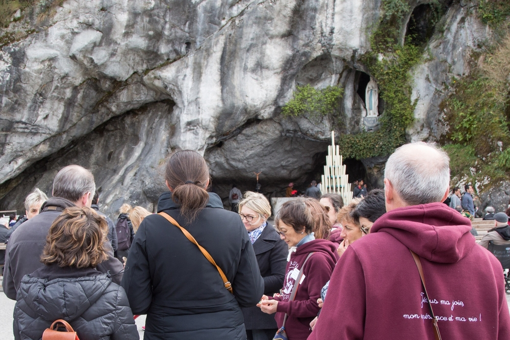 des gens devant une grotte