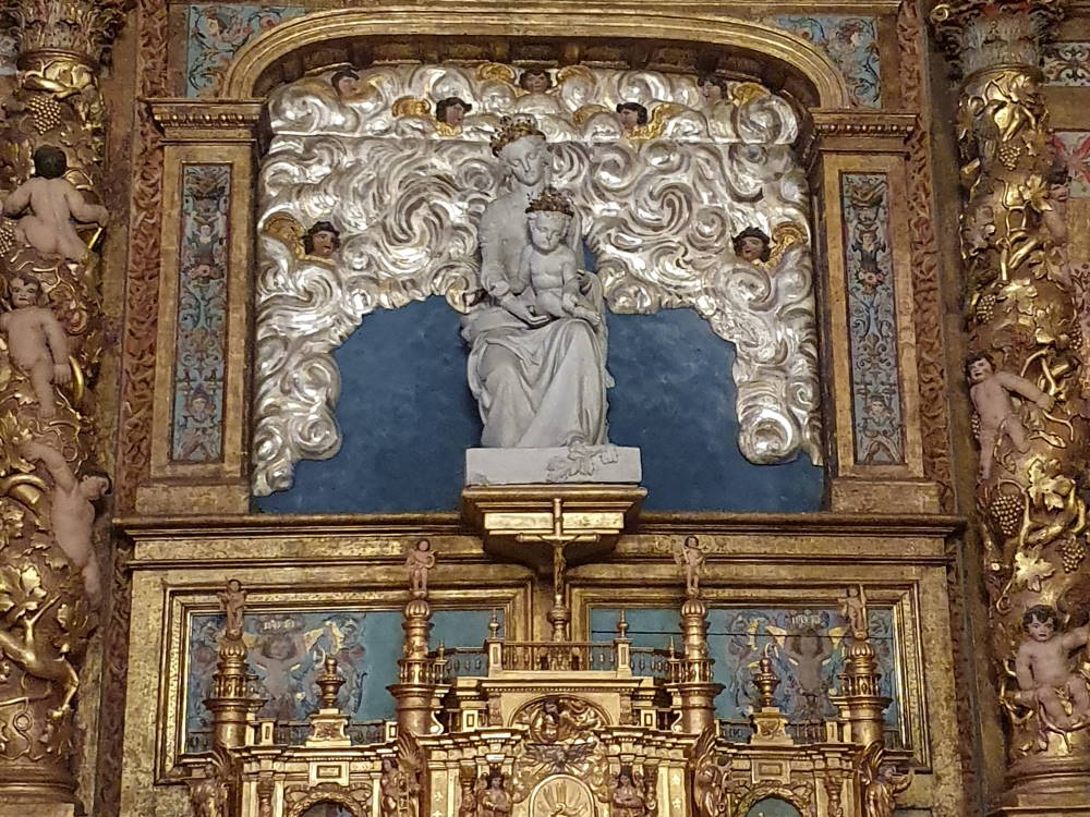 Retable de l'église du Sanctuaire de Bétharram, statue de la Vierge Marie portant l'enfant Jésus sur ses genoux