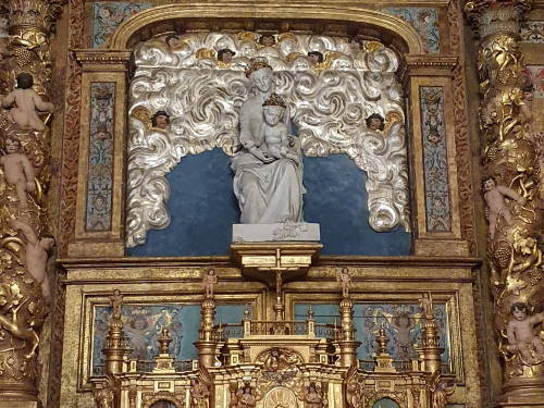 Retable de l'église du Sanctuaire de Bétharram, statue de la Vierge Marie portant l'enfant Jésus sur ses genoux