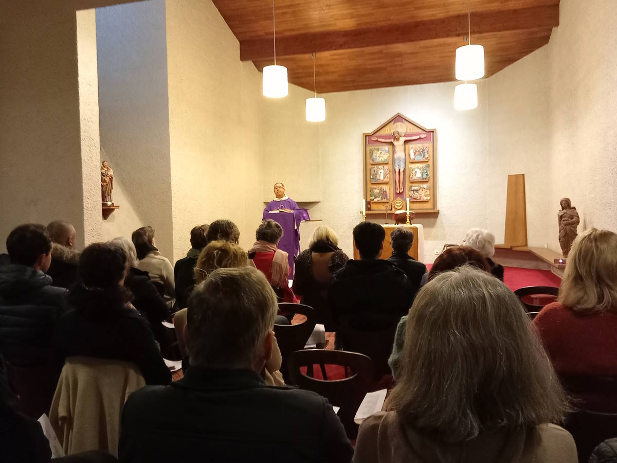 prête donnant une homélie lors d'une messe dans la chapelle de la Maison diocésaine de Bayonne