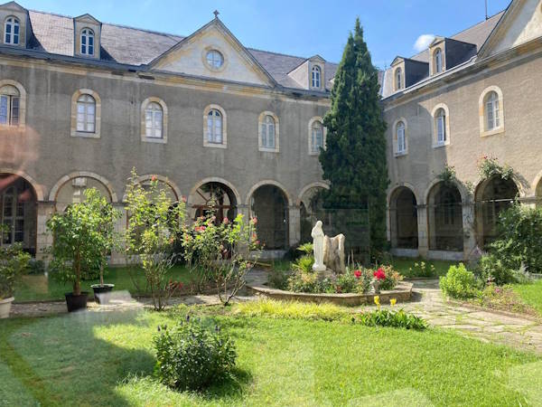 cloître du monastère Saint Dominique de Nay