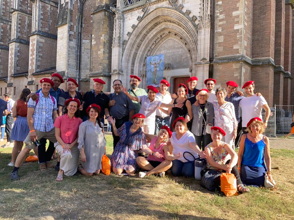 une foule de personnes groupées discutant au pied de la Cathédrale Saint Étienne de Toulouse