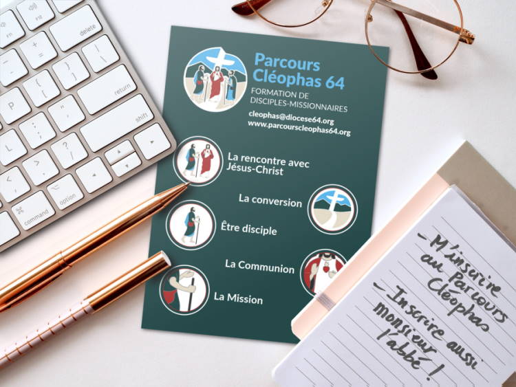 Bureau, stylos, notes et flyer Parcours Cléophas