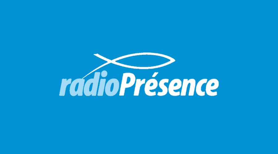Le nom Radio Présence sur fond bleu