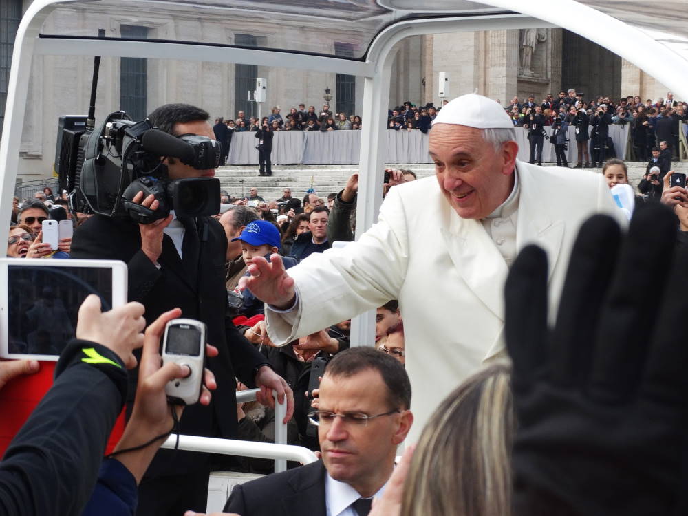 le pape François dans sa papamobile des personnes dans la foule